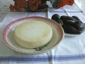 El formatge, a Eivissa, es fa generalment amb llet de cabra, ovella i, excepcionalment, de vaca. Foto: Chus Adamuz.