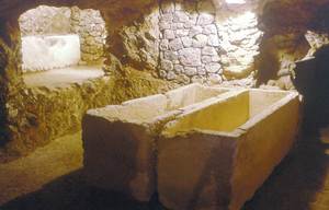 Interior d´un hipogeu del puig des Molins. Foto: Museu Arqueològic d´Eivissa i Formentera.