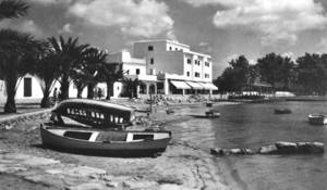 L´antic Hotel Florida, a l´entrada del poble de Sant Antoni, a final dels anys cinquanta del s. XX, abans de construir-se el passeig Marítim. Foto: Viñets / Arxiu Històric Municipal d´Eivissa.