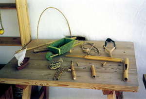 Jugaroi. A la fotografia, diversos objectes fabricats amb materials no perdurables. Foto: Catalina Sansano Costa.