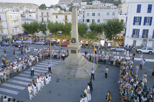 L´obelisc dedicat als corsaris eivissencs, aixecat davant de les antigues drassanes, amb pedra procedent de la pedrera de Montjuïc. Foto: Vicent Marí.