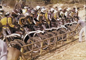 Preparació per a una sortida d´una prova de motocròs, especialitat de motociclisme amb molta acceptació a Eivissa. Foto: arxiu de Vicent Planells Cardona.