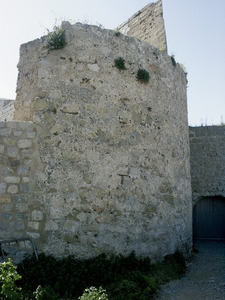 Murades. Restes de la torre Nova (s. XVI), al baluard de Sant Pere, vistes des de la plaça del Sol. Foto: Antoni Tur Torres.