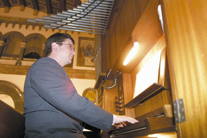 Un organista tocant l´orgue de l´església de Santa Creu, de la ciutat d´Eivissa, construït el 1978. Foto: Vicent Marí.