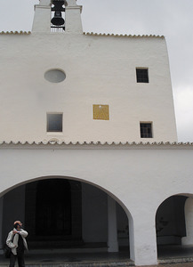 El rellotge de sol de la façana de l´església de Sant Josep de sa Talaia. Foto: Felip Cirer Costa.