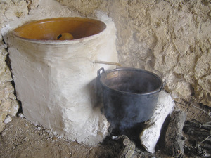 Rentar. El cossi, el fornell i la caldera, que s´empraven usualment per fer la bugada. Foto: Catalina Sansano Costa.