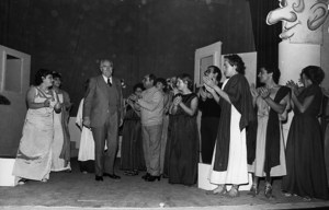 Teatre. Els actores i les actrius que representaren <em>S´assemblea de ses dones</em>, en versió de M. Villangómez, que sortí a saludar. Foto: Josep Buil Mayral<em>.</em>