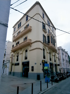En aquest edifici de la cantonada dels carrers de Mar i d´Antoni Palau s´instal·là, el 1930, la primera centraleta telefònica d´Eivissa. Foto: Felip Cirer Costa.