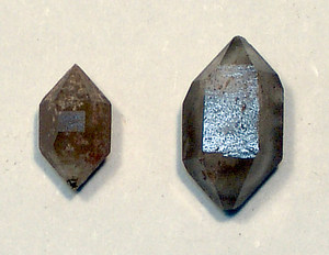 Triàsic: cristalls de quars bipiramidal de la varietat jacint de Compostel·la, que corresponen al keuper. Foto: Xavier Guasch Ribas.