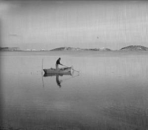 Un pescador de gambes en una xalana a la Barra del port d´Eivissa. Foto: Josep M. Subirà.